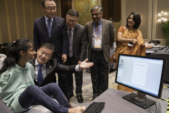 LG유플러스가 후원하는 아시아 최대 규모의 장애인 축제인 '글로벌 장애청소년 IT 챌린지'가 성황리에 막을 내렸다. 24일 민경욱 미래창조과학방송통신위원회 의원(왼쪽 두번째), 김인규 한국장애인재활협회장(세번째), 강학주 LG유플러스 사업협력담당 상무(네번째)와 인도 인솔자들이 중국 양저우시 샹그릴라 호텔에서 인도의 제인 니시타양을 격려하고 있다.  LG유플러스 제공